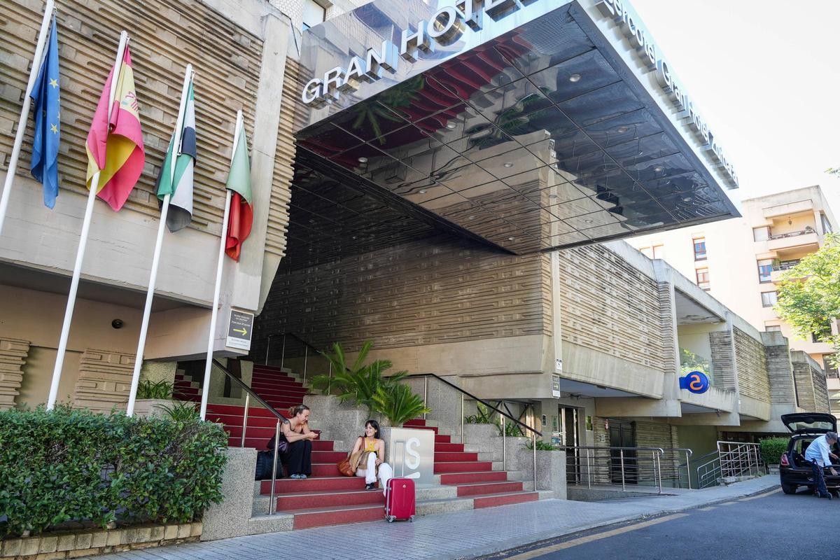 Dos turistas en la puerta del hotel Zurbarán de Badajoz.