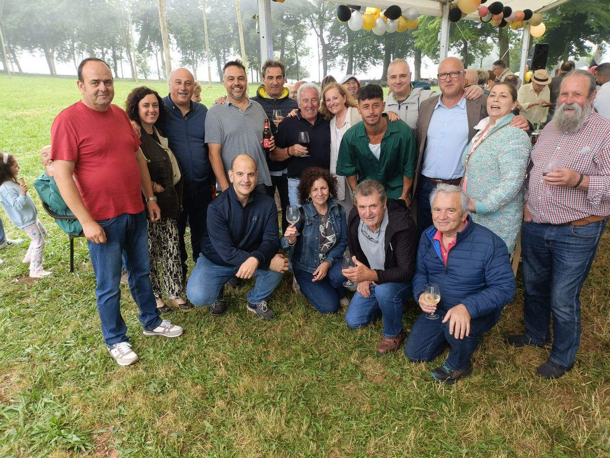 En el centro de la imagen Manel Arias y Ángela Pérez con familiares y amigos asistentes a la fiesta.
