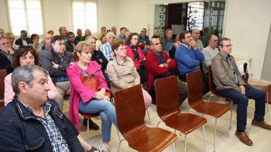 Asamblea de Emgrobes. // Muñiz