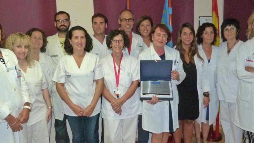 El equipo de Oncología al completo con la placa acreditativa