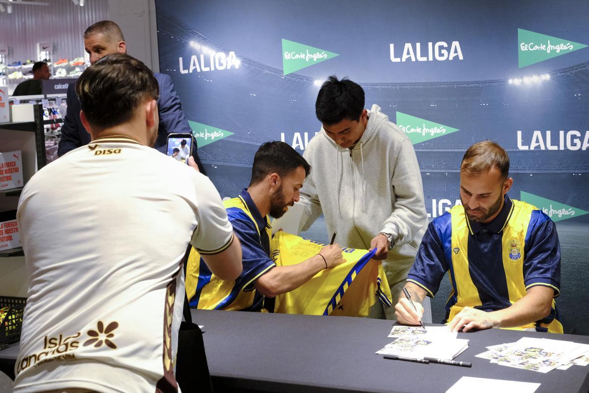 Firma de Jesé y Kirian en El Corte Inglés de Mesa y López