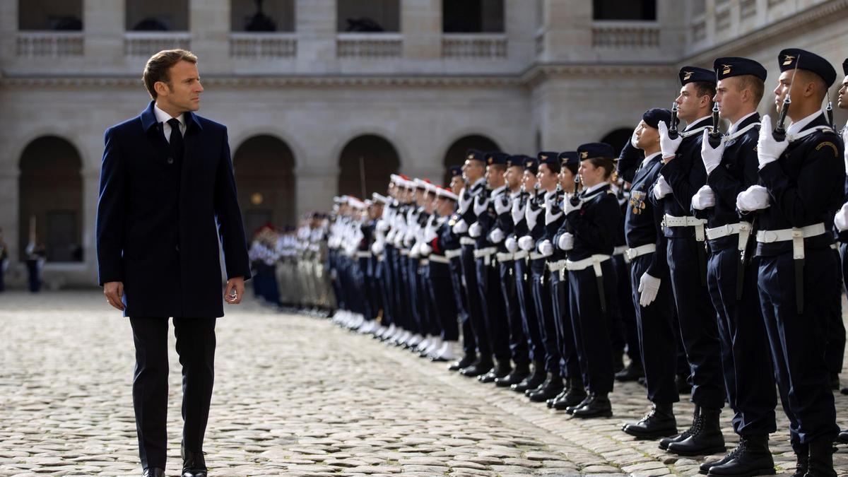 Emmanuel Macron en una ceremonia militar en París.