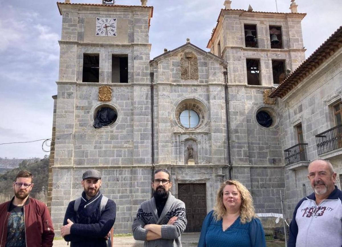 Por la izquierda, David Azpiazu, Zoilo Perrino, David Valiela, y los ediles Ana Pérez y Egidio Rodríguez, ante el monasterio de Cornellana. | Á. Rodríguez