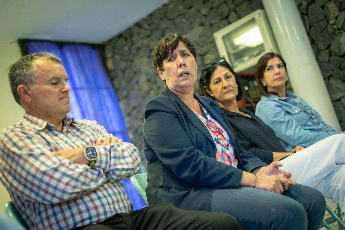 La consejera insular del Medio Natural, Blanca Pérez, con su número dos –a la izquierda–, su homóloga de Movilidad y la concejala santacrucera de esta área en la reunión con vecinos en Taganana.