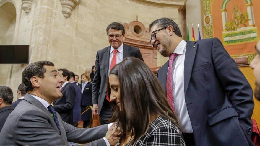 Juanma Moreno y el juez Francisco Serrano, cabeza de lista de Vox, se felicitan mutuamente.