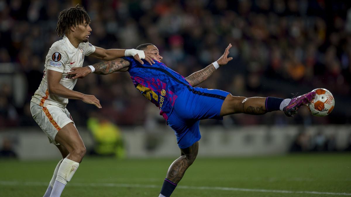 Memphis trata de recuperar el balón ante la presión de Boey durante el partido de ida de los 1/8 de final de la Europa League entre el FC Barcelona y el Galatasaray