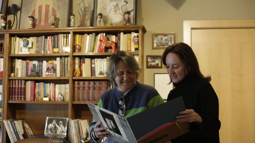 Paula y Ángela Labordeta sostienen una copia del disco ‘Tiempo de espera’. | IVÁN ANADÓN