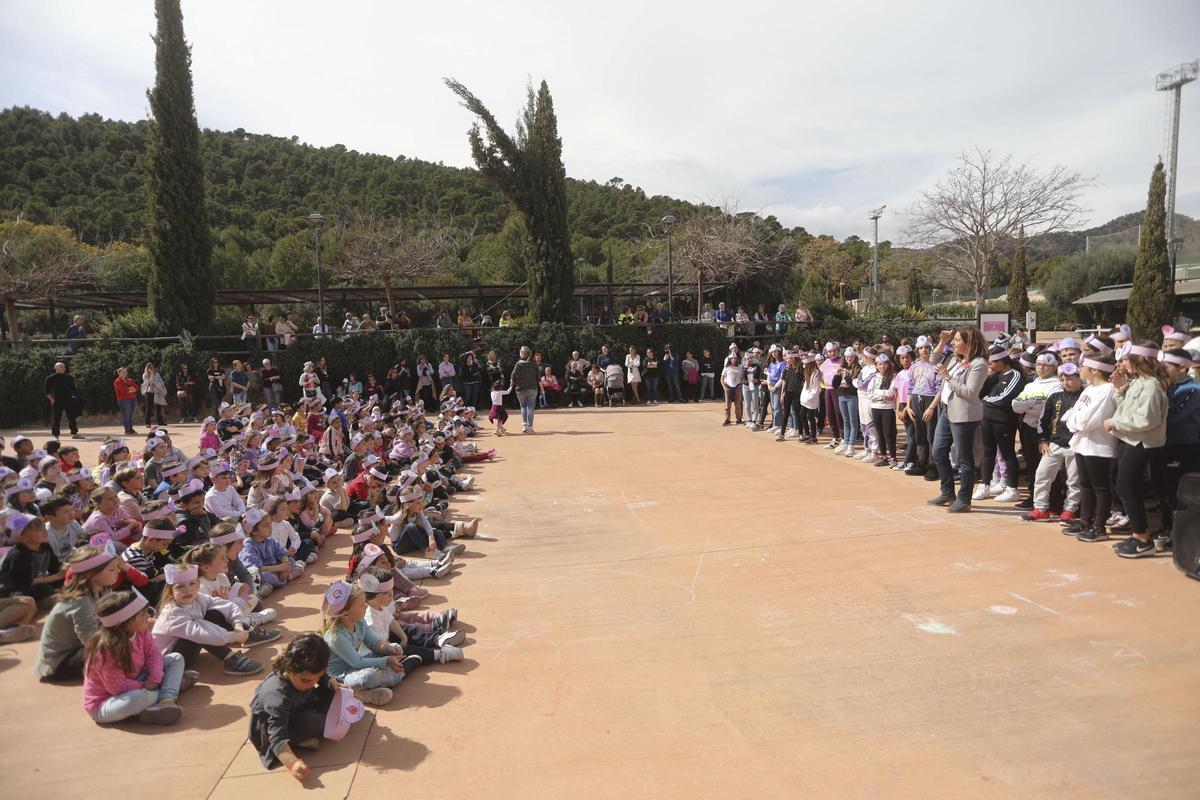 Estudiantes celebrando el 8M en la Rodana.
