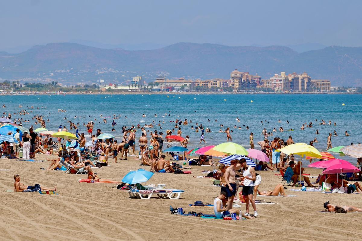 La playa de la Malva-rosa de València, en una de las jornadas de más temperatura en el mar Mediterráneo