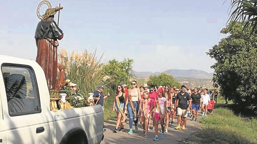 Xilxes acompaña a Sant roc a la ermita del litoral