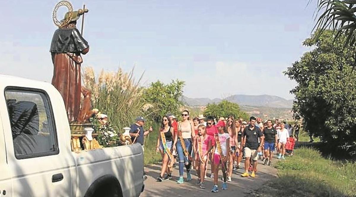 Xilxes acompaña a Sant roc a la ermita del litoral