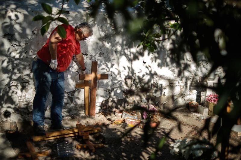 Cruces nuevas en el cementerio viejo de San Andrés