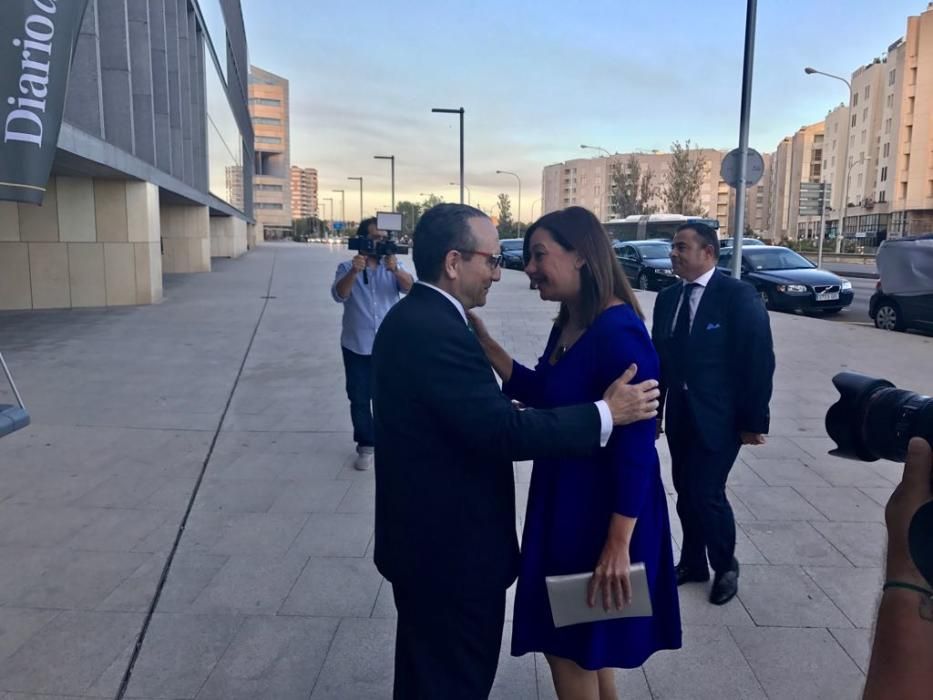 El presidente de Prensa Ibérica, Javier Moll, recibe a la presidenta del Govern, Francina Armengol.