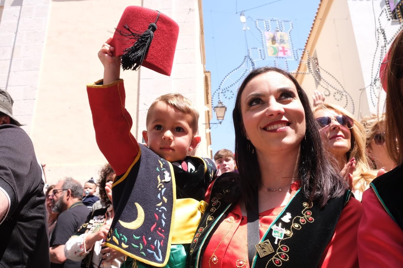 La reacción de un pequeño festero de Petrer al ver al santo llegar a la iglesia de San Bartolomé.