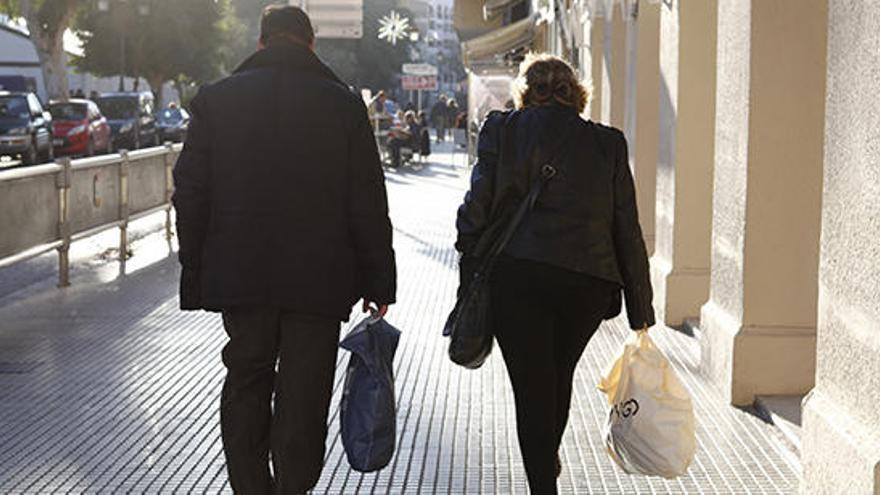 Dos personas paseando por Ibiza.