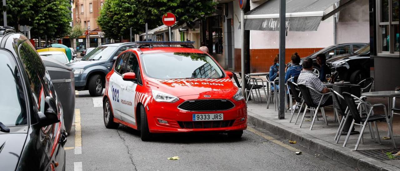 Un coche de la Policía Local patrullando por La Calzada