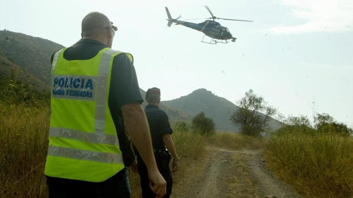 Los Mossos buscan a un desaparecido en la Cala Montjoi.