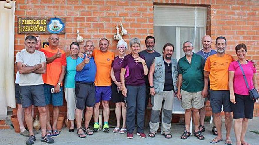 Grupo de peregrinos del Camino Sanabrés de distintas nacionalidades durante su hospedaje en Tábara.