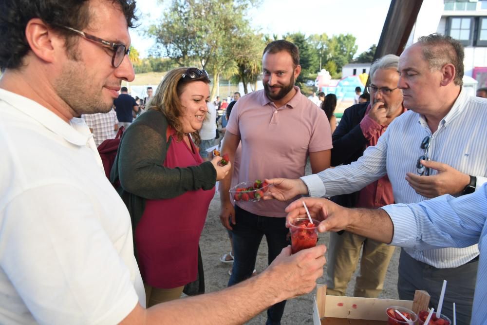 Colas para tomar fresas en las Fiestas de Eirís