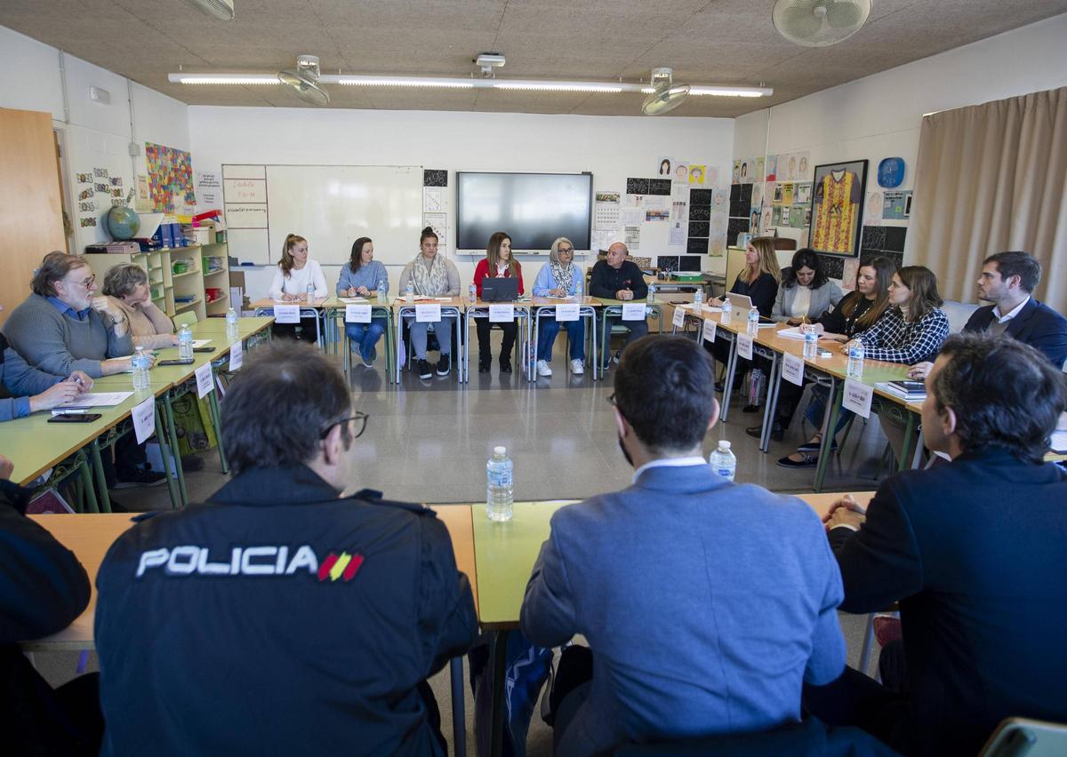 Asistentes a la reunión celebrada este lunes en el CEIP Cas Capiscol.
