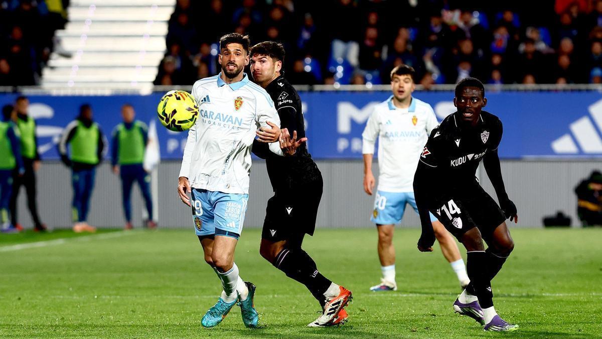 Kodro se anticipa a un balón ante un defensa del Almería el pasado sábado.