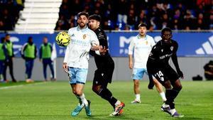 Kodro se anticipa a un balón ante un defensa del Almería el pasado sábado.