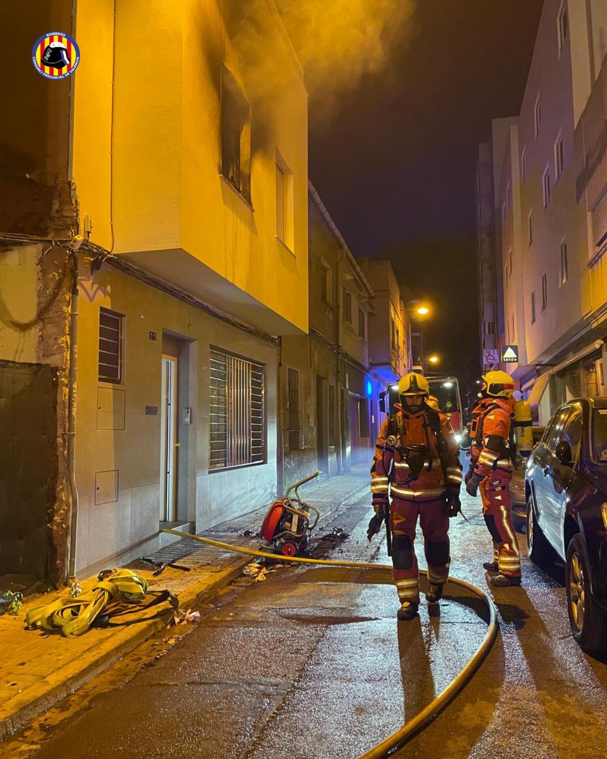Los bomberos, tras la extinción.