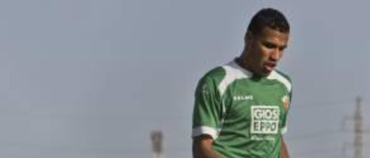 Jonathas controla un balón, durante un entrenamiento.