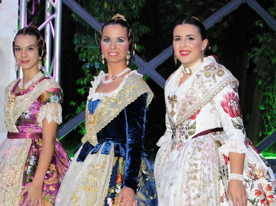 Carla González, Lucía Andrés y la Regina de los Jocs Florals, Noelia Durban.