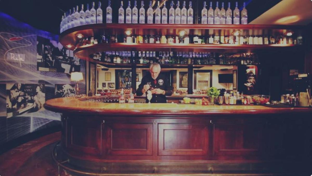 El barman Rafa González