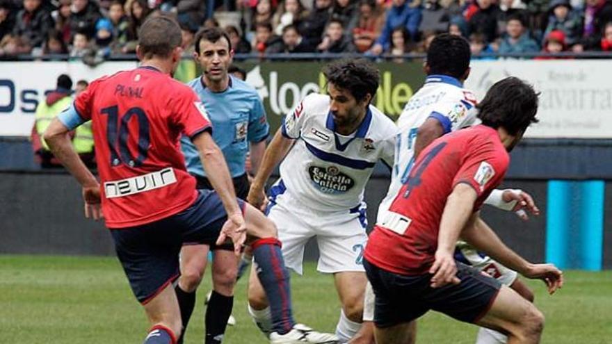 Osasuna y Deportivo, durante su enfrentamiento en Pamplona. // LOF