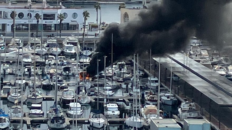 Incendio en un barco en el Puerto de Alicante