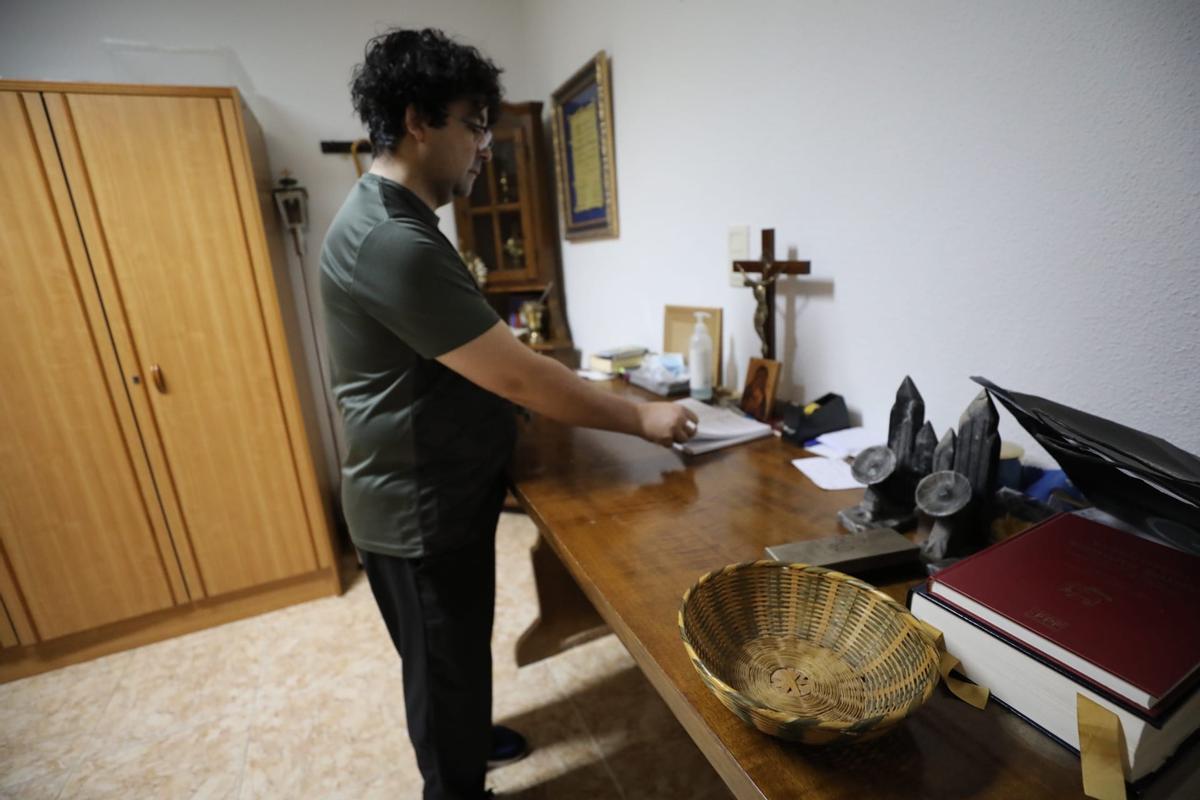 El párroco de la iglesia San Francisco de Asís de El Altet junto a uno de los cepillos y en la zona donde se produjo el robo
