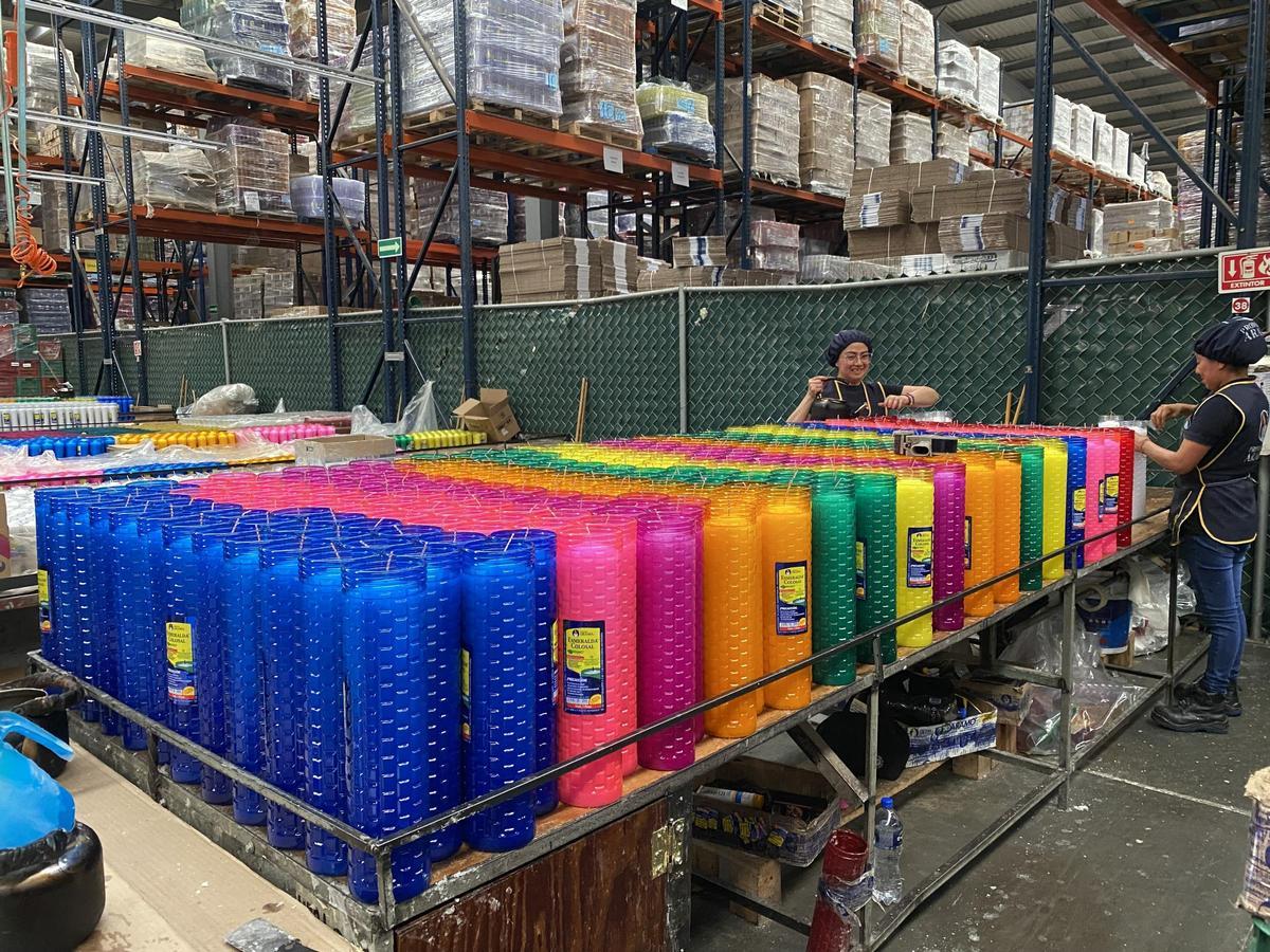 Dos empleadas en la fábrica de velas de Productos Aramo, en México.
