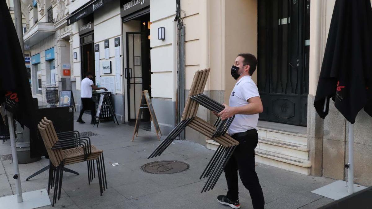Los bares y restaurantes ganarán una hora, ya que actualmente pueden cerrar a las 23 horas.
