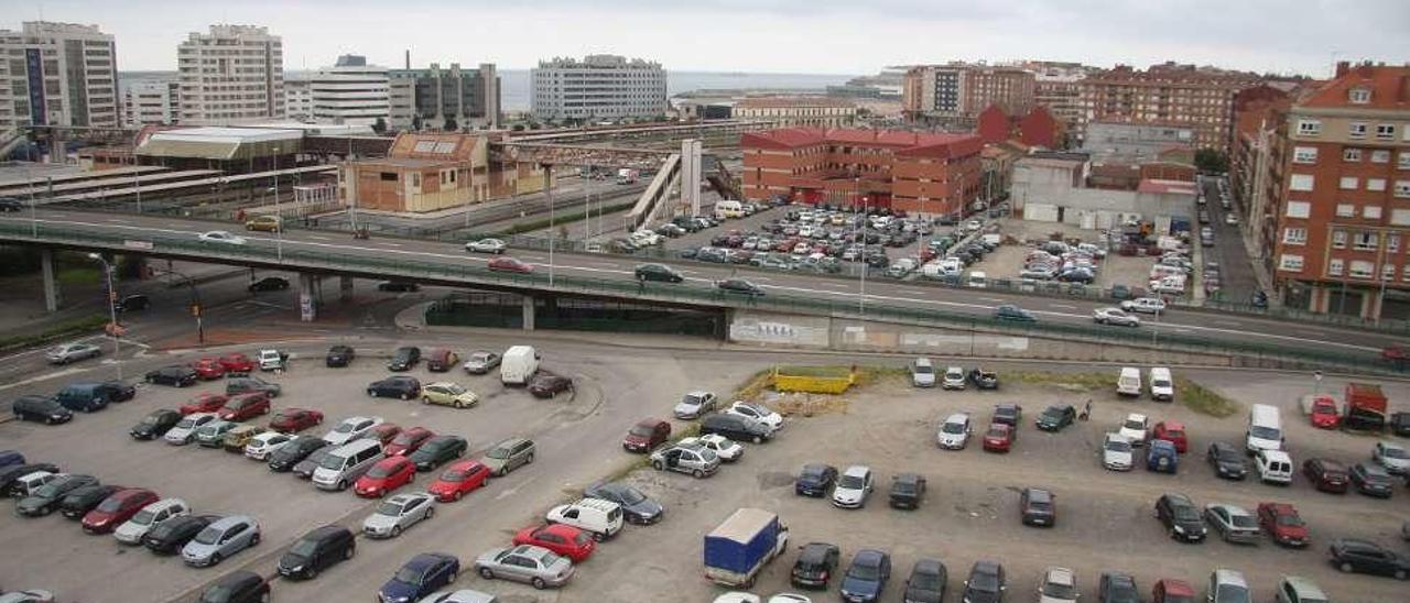 La estación Jovellanos (al fondo a la izquierda). En la imagen de la derecha, una panorámica de la estación de El Humedal con su playa de vías.