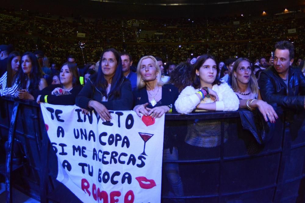 O cantante Romeo Santos subiu ao escenario do Coliseum ane 5.000 persoas cun micrófono dourado e cunha coroa, gafas de sol e ganas de bailar. Repasou os seus éxitos como 'Eres mía, mía, mía'.