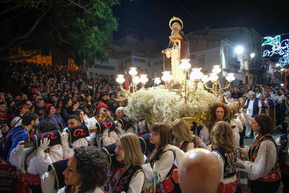 Miles de devotos festeros acompañaron al santo anacoreta en la sobria y tradicional Procesión