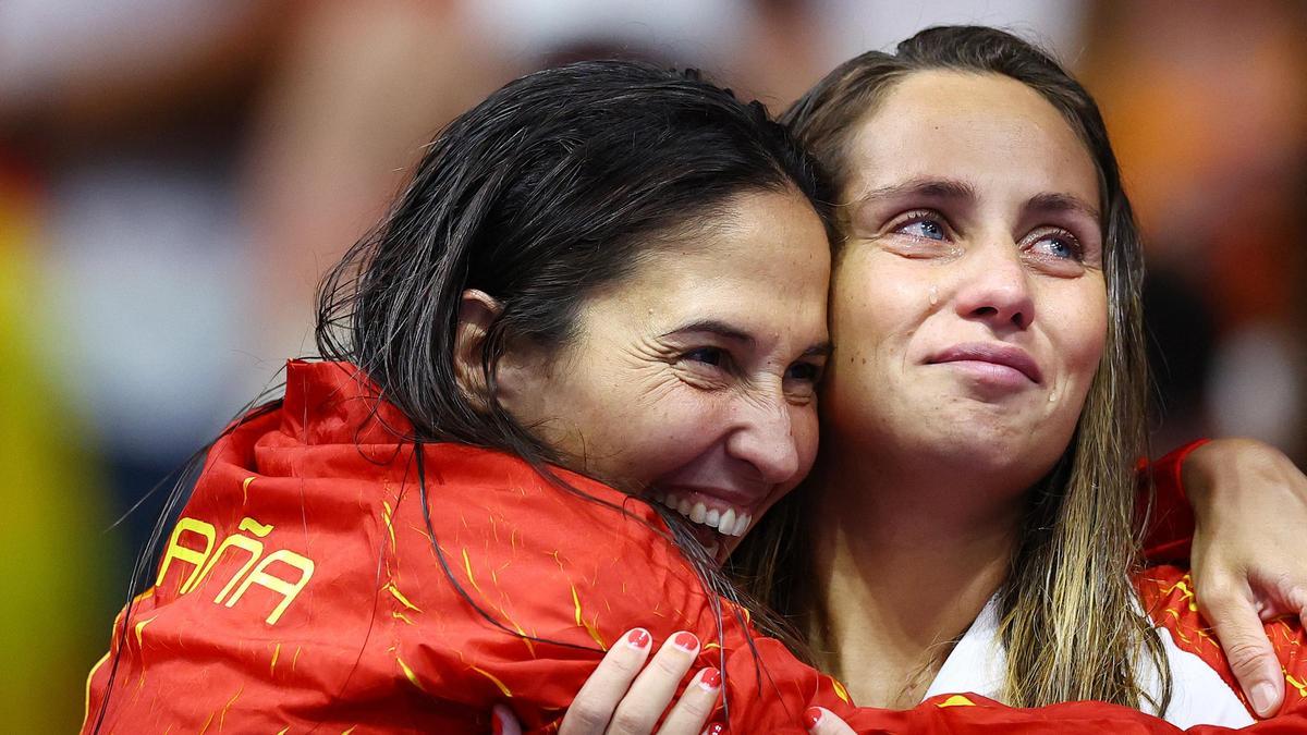 Pili Peña se abraza a su compañera Judith Forca, tras ganar el oro olímpico.