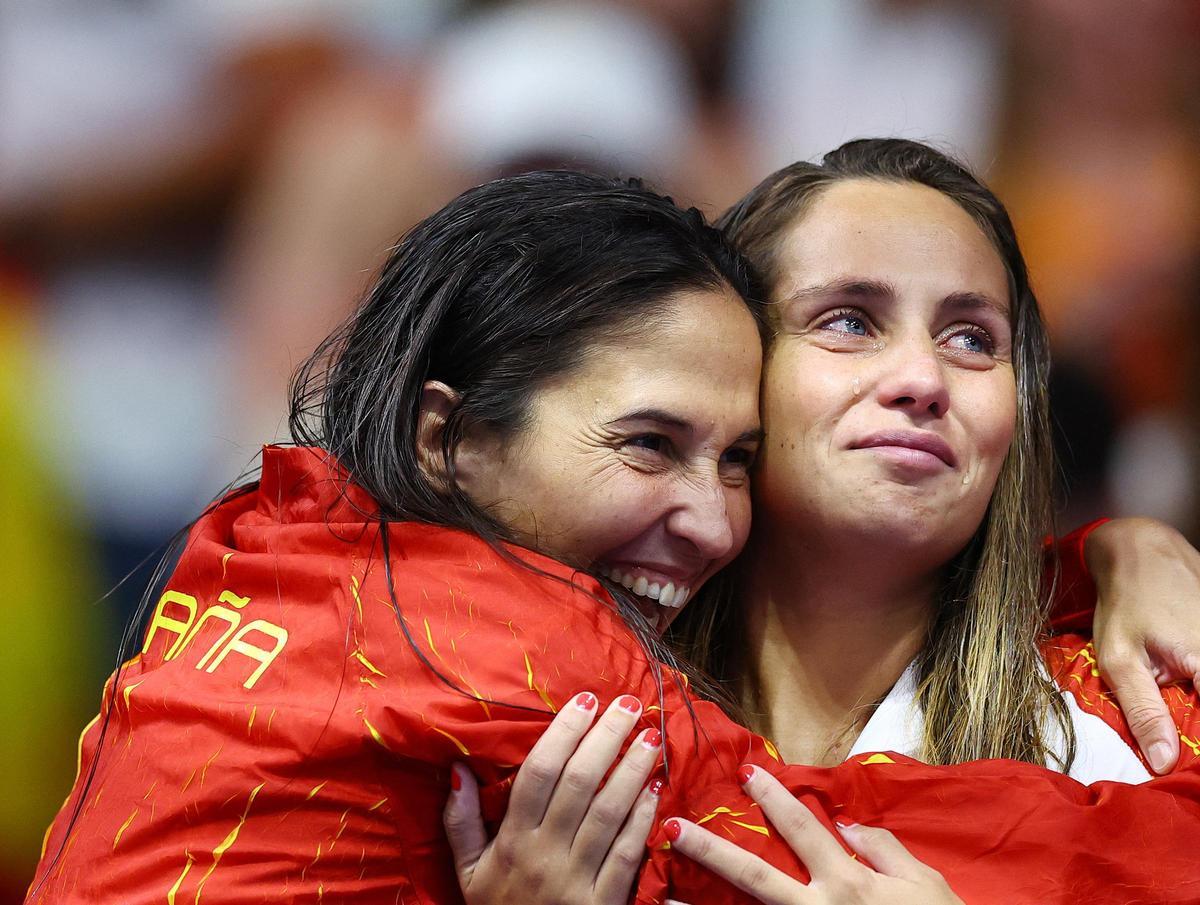 Pili Peña se abraza a su compañera Judith Forca, tras ganar el oro olímpico.