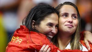 Pili Peña se abraza a su compañera Judith Forca, tras ganar el oro olímpico.