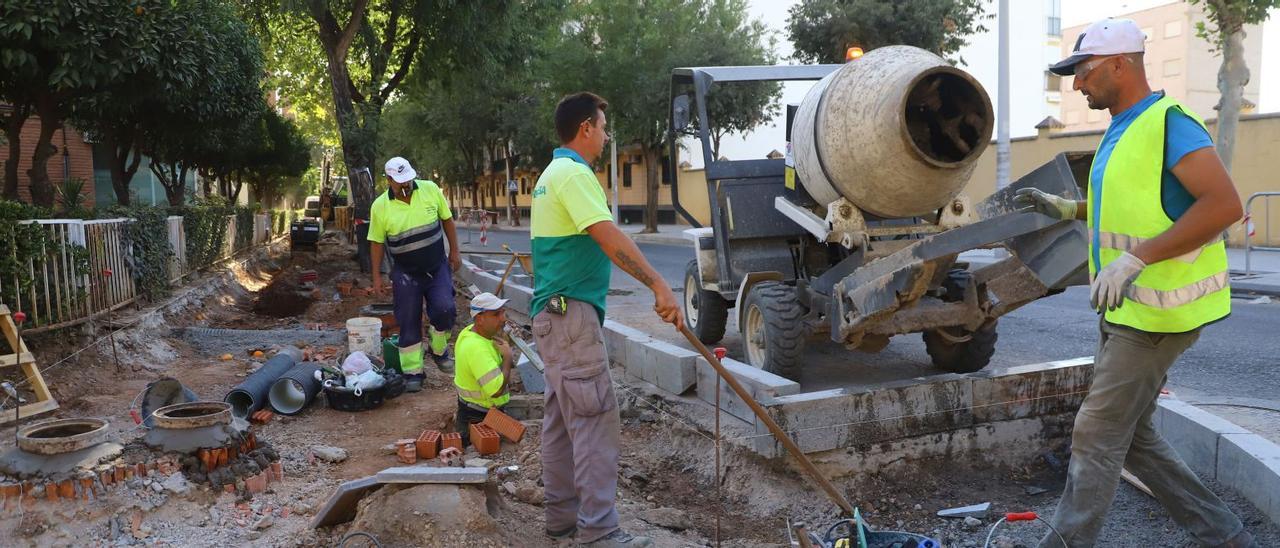 Operarios trabajan en la tercera fase de la remodelación de la calle Sagunto.
