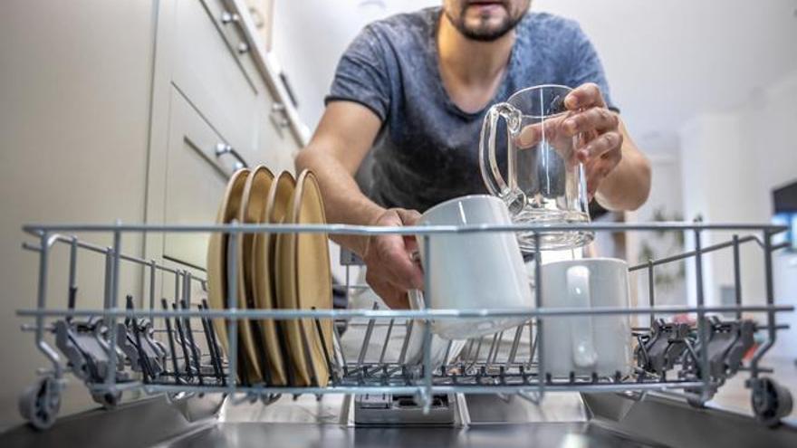 El truc dels restaurants per posar el rentaplats: la tendència que renta més ràpid i estalvia