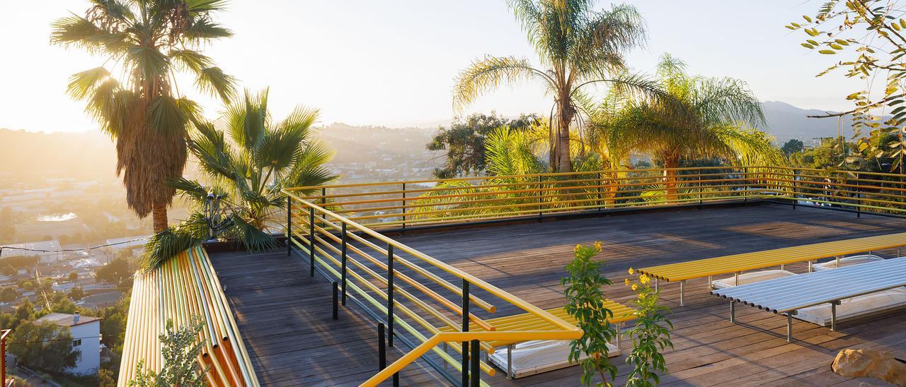Una casa canaria con vistas a Hollywood: su estructura amarilla recuerda al pájaro isleño y de su interior brotan largas palmeras