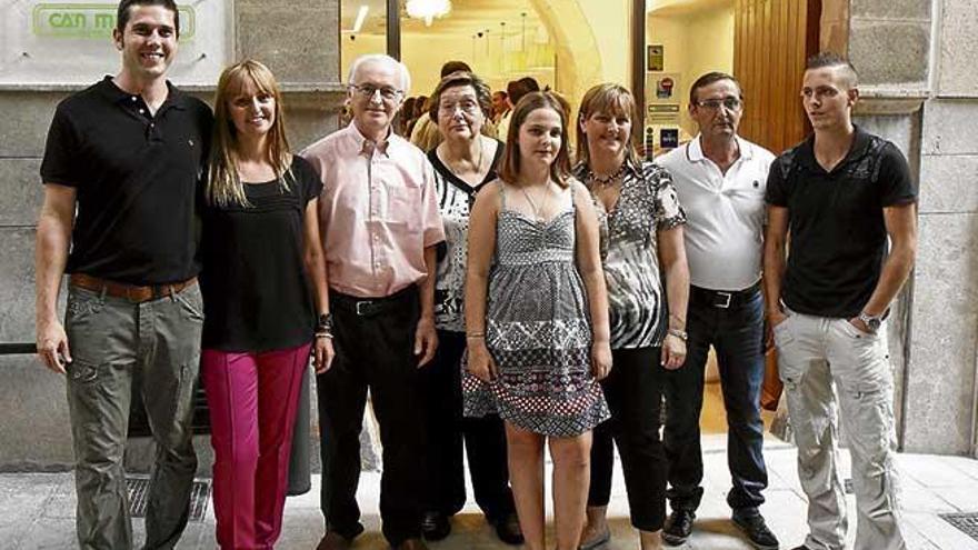 La familia Solivellas (Miquel es el tercero por la izquierda) en la inauguración del nuevo local en 2011.