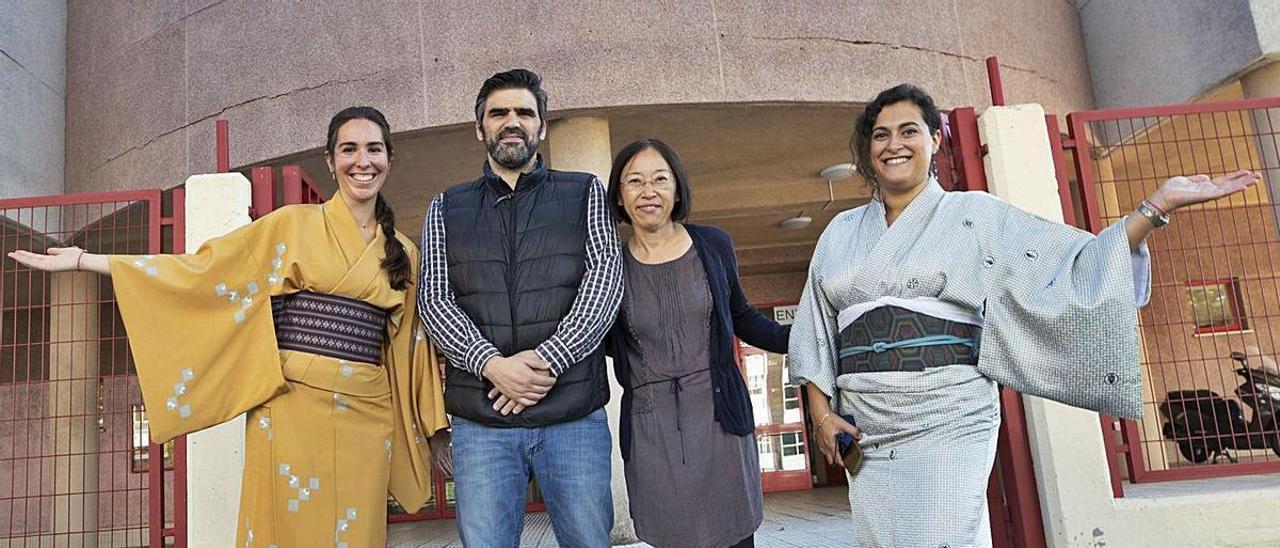 Tres profesoras de Japonés, Paula, María y Suevia, con uno de sus alumnos, frente a la Escuela.