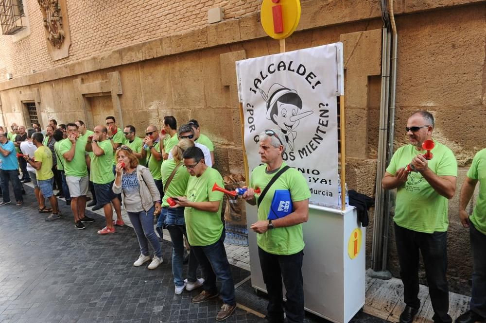 Pleno municipal con protesta