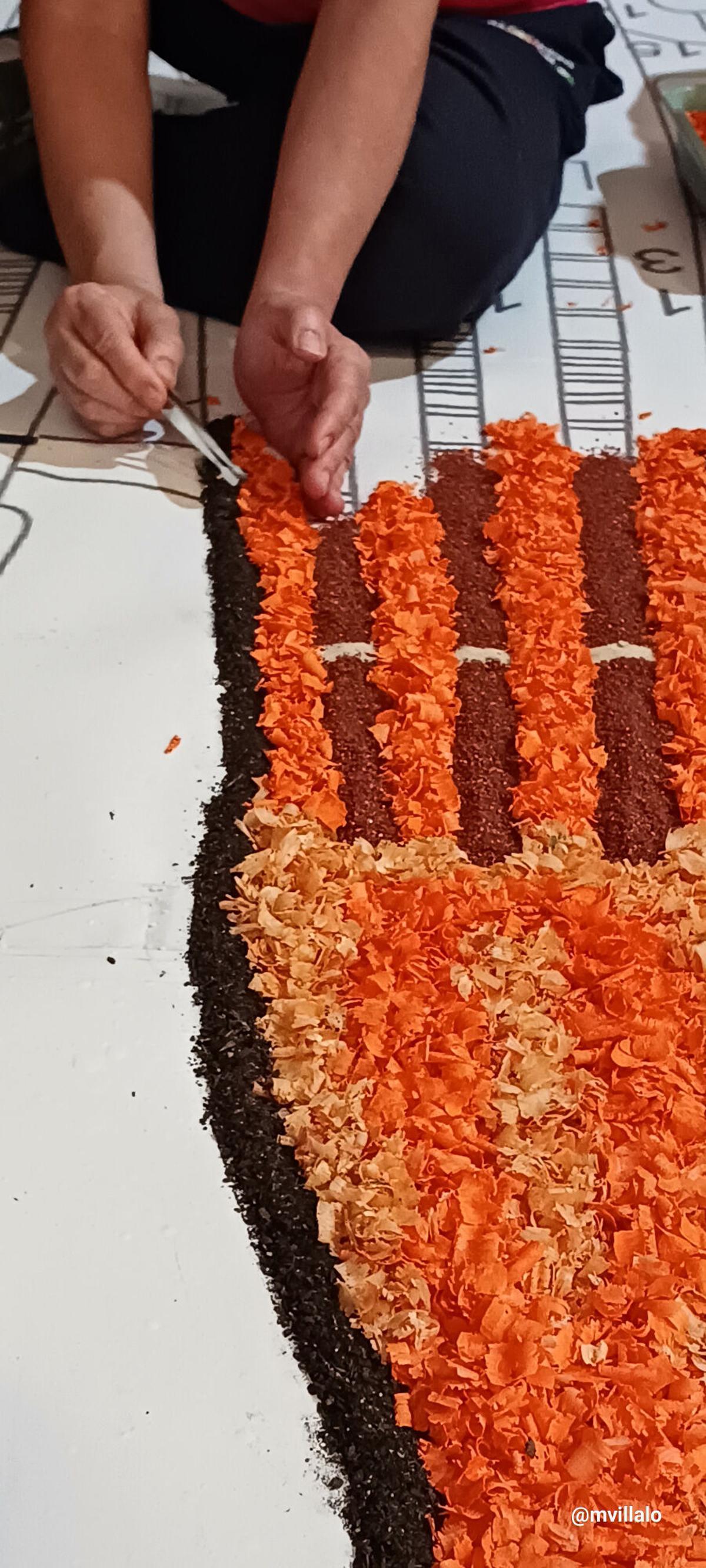 Les imatges del procés d'elaboració de la catifa floral 'El Somni de Gaudí a l'Església de Sant Pere de Figueres.