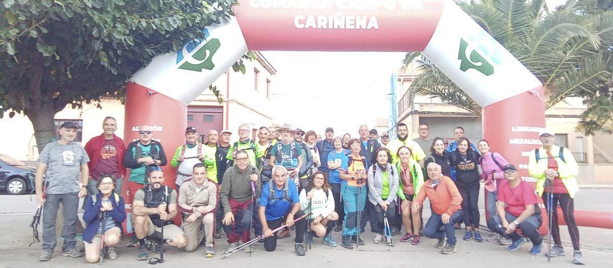 Senderistas en Alfamén el año pasado.