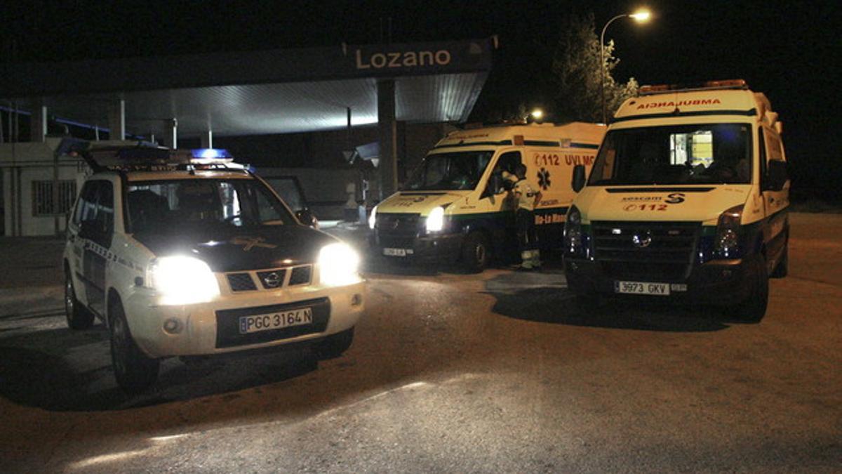 Dos ambulancias y un vehículo de la Guardia Civil, anoche, en El Salobral.